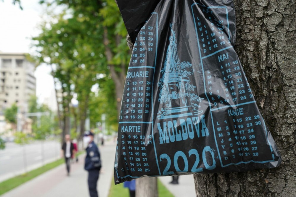 Din 1 ianuarie 2021, este interzisă utilizarea și comercializarea pungilor și veselei din plastic, precum și a bețișoarelor de unică folosință